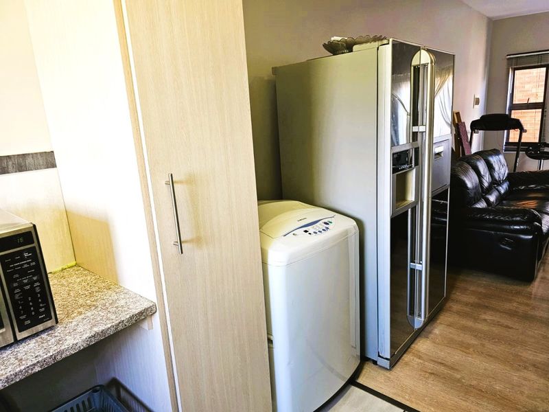 Stunning 3 Bed 2 Bath Modern Apartment in Terra Nova - Photo 6