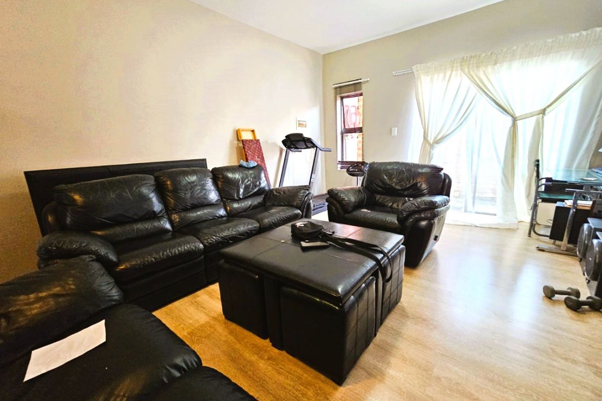 Stunning 3 Bed 2 Bath Modern Apartment in Terra Nova - Photo 2