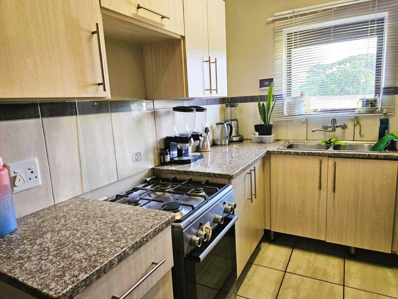 Stunning 3 Bed 2 Bath Modern Apartment in Terra Nova - Photo 3