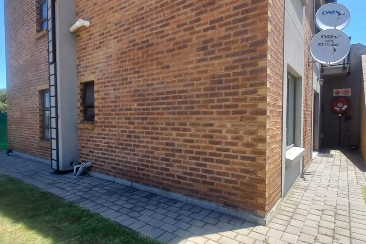 Stunning 3 Bed 2 Bath Modern Apartment in Terra Nova - Photo 2