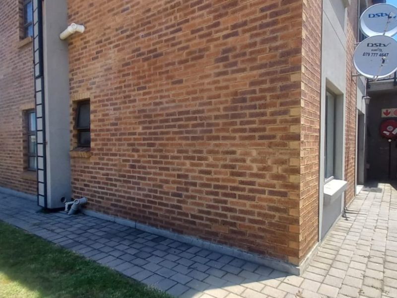 Stunning 3 Bed 2 Bath Modern Apartment in Terra Nova - Photo 2