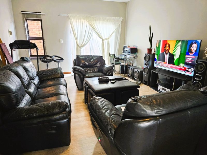 Stunning 3 Bed 2 Bath Modern Apartment in Terra Nova - Photo 5