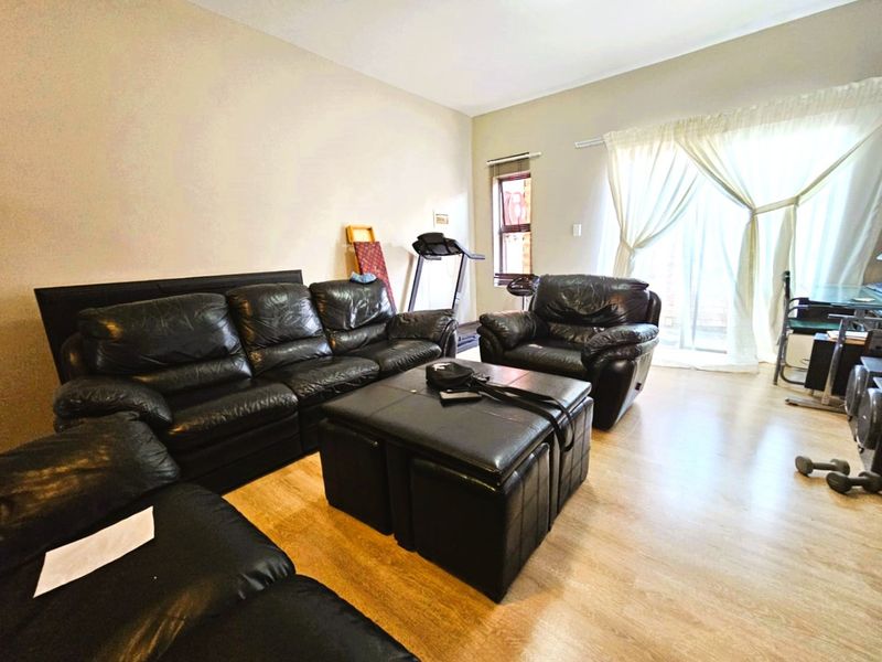 Stunning 3 Bed 2 Bath Modern Apartment in Terra Nova - Photo 6