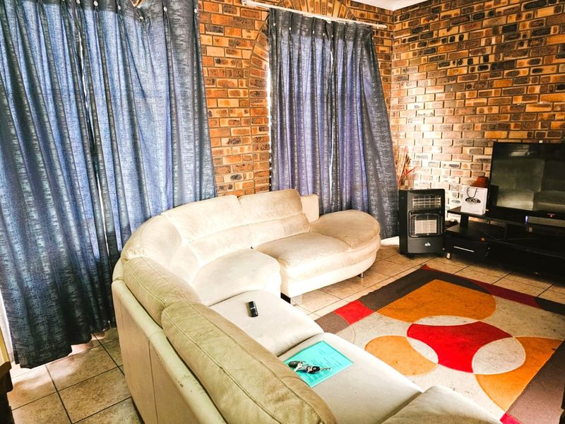 2 Bed Apartment in Trichardt for Sale - Photo 2