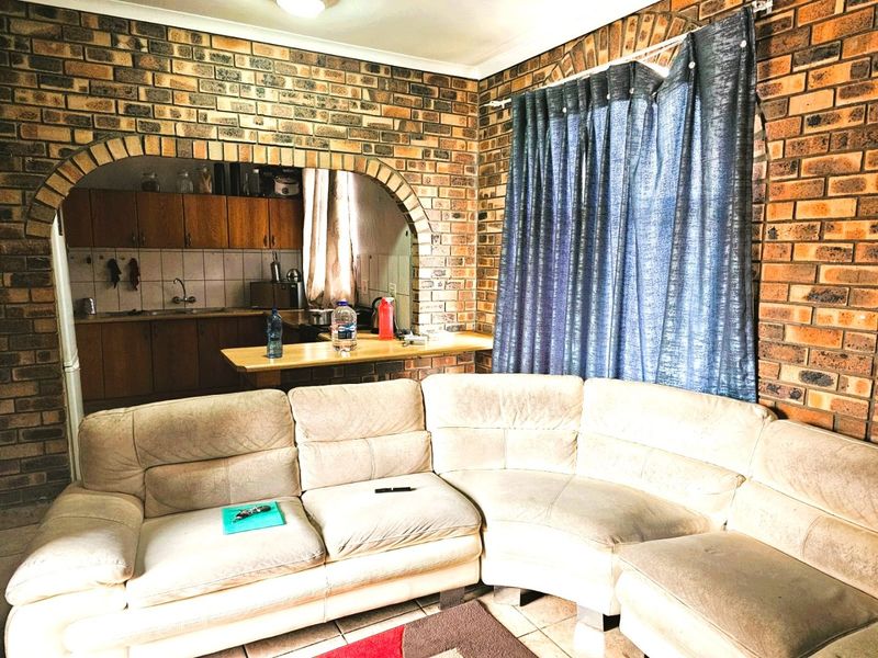 2 Bed Apartment in Trichardt for Sale - Photo 1