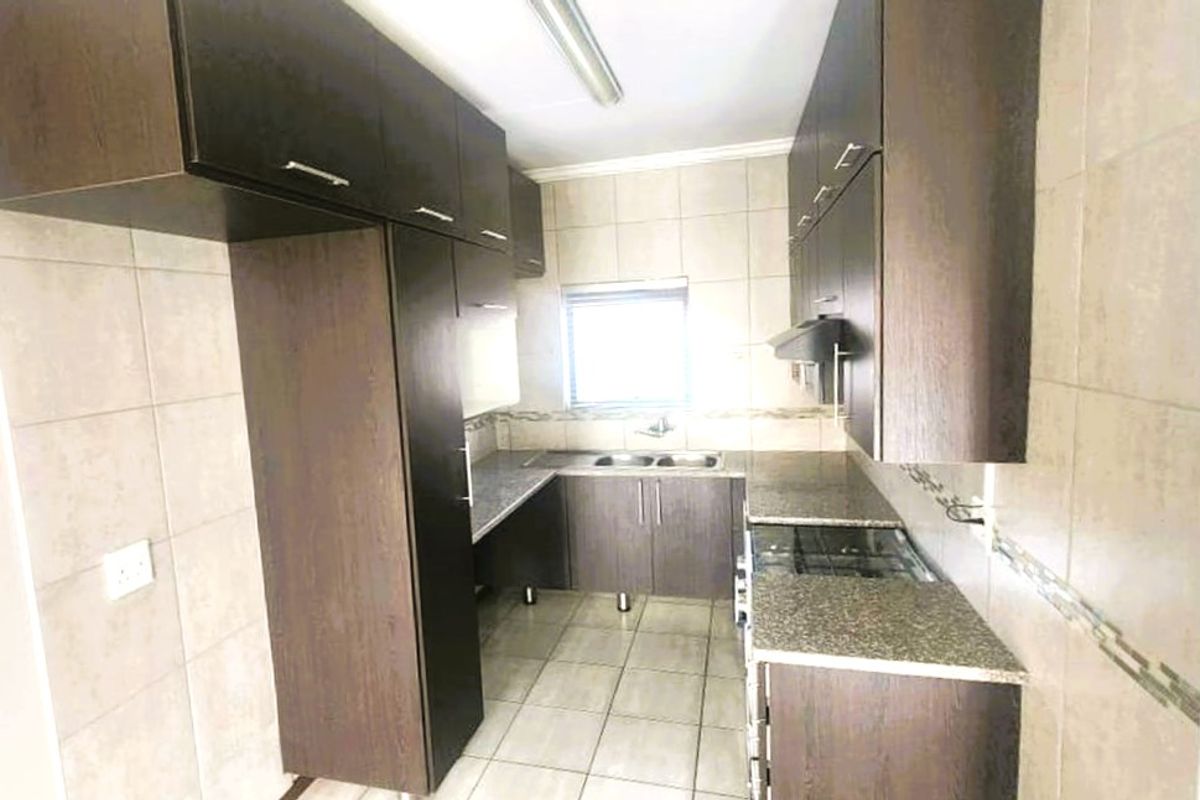 Stunning 2 Bed, 1 Bath Apartment in Secure Complex in Terra Nova - Photo 5