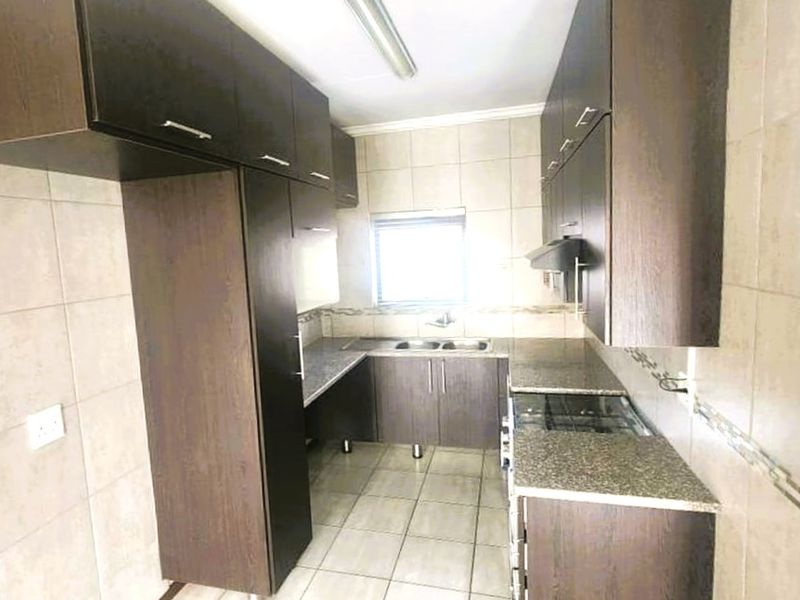 Stunning 2 Bed, 1 Bath Apartment in Secure Complex in Terra Nova - Photo 5