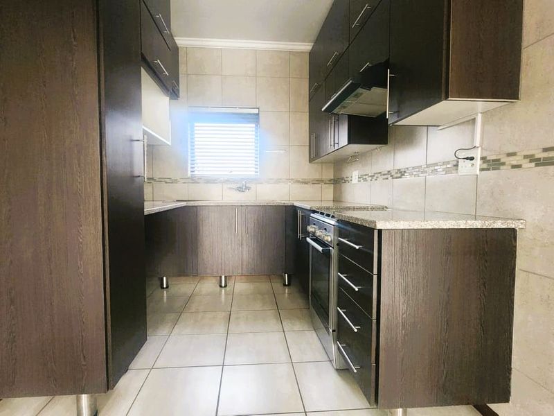 Stunning 2 Bed, 1 Bath Apartment in Secure Complex in Terra Nova - Photo 4