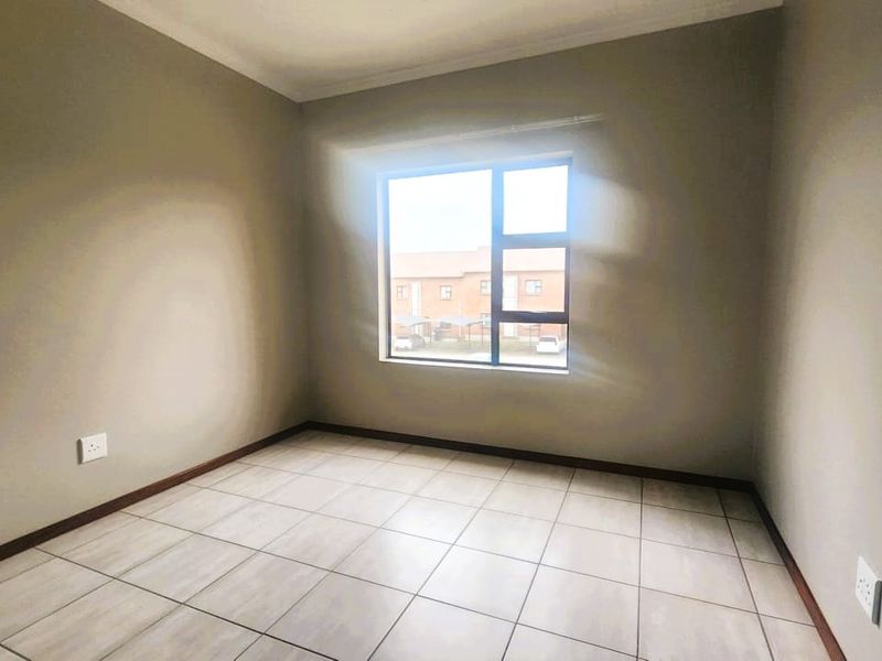 Stunning 2 Bed, 1 Bath Apartment in Secure Complex in Terra Nova - Photo 10