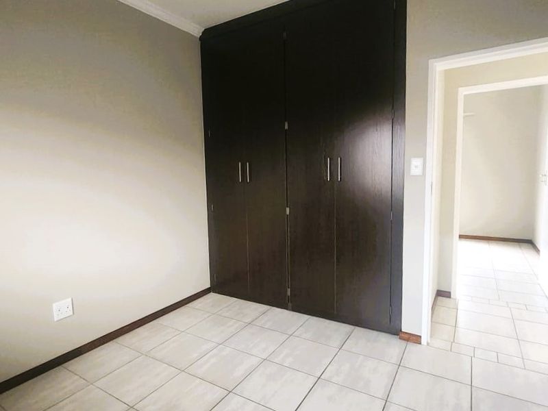 Stunning 2 Bed, 1 Bath Apartment in Secure Complex in Terra Nova - Photo 9