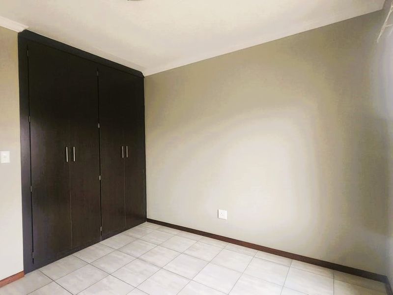 Stunning 2 Bed, 1 Bath Apartment in Secure Complex in Terra Nova - Photo 8