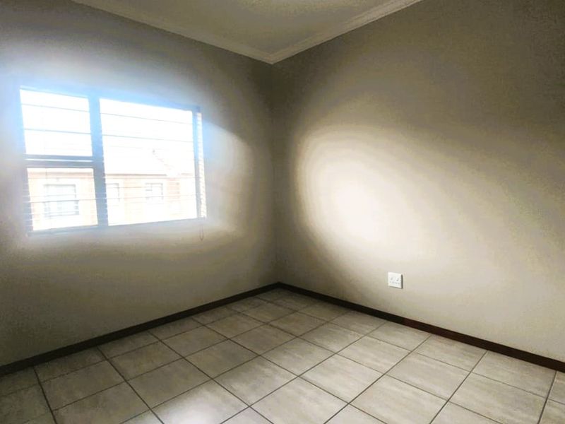 Stunning 2 Bed, 1 Bath Apartment in Secure Complex in Terra Nova - Photo 7