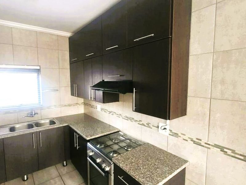 Stunning 2 Bed, 1 Bath Apartment in Secure Complex in Terra Nova - Photo 6