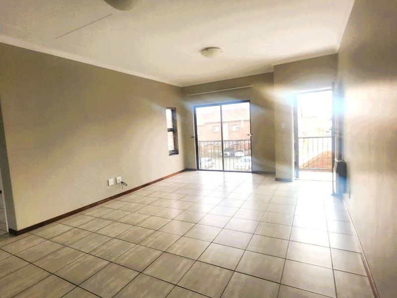 Stunning 2 Bed, 1 Bath Apartment in Secure Complex in Terra Nova - Photo 3