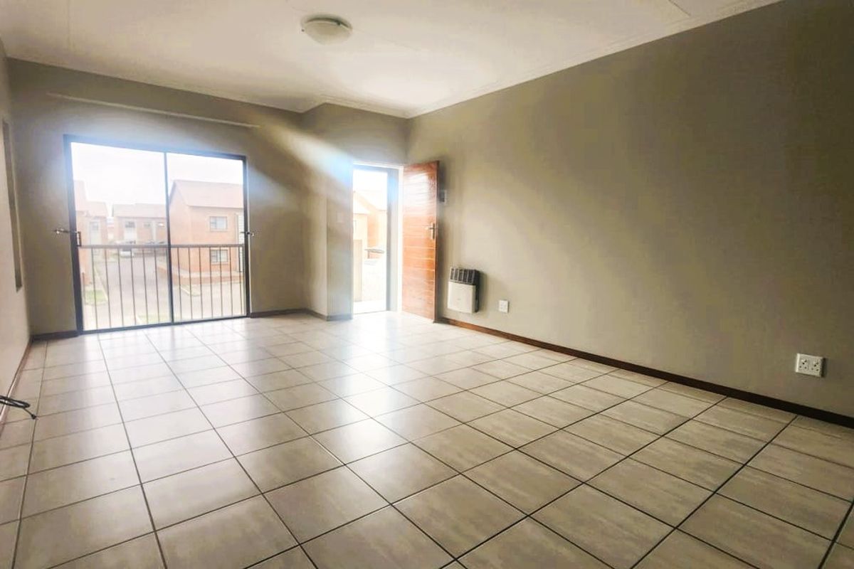 Stunning 2 Bed, 1 Bath Apartment in Secure Complex in Terra Nova - Photo 2