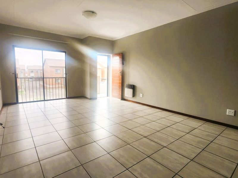 Stunning 2 Bed, 1 Bath Apartment in Secure Complex in Terra Nova - Photo 2