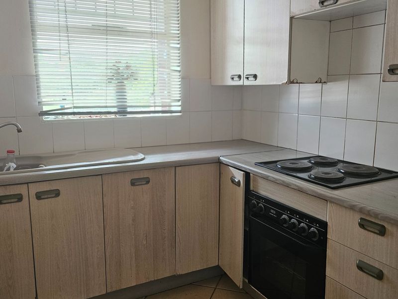 Stunning 2 Bed 1 Bath Apartment in Secunda - Photo 5