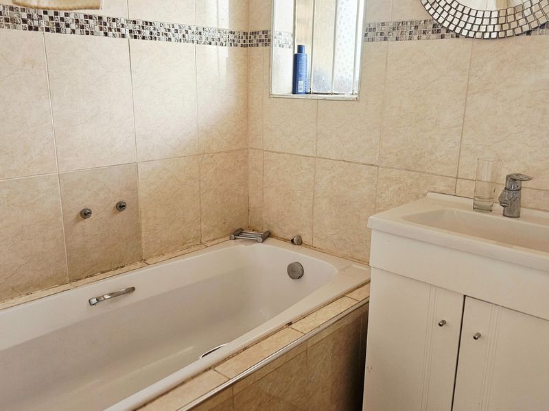 Stunning 2 Bed 1 Bath Apartment in Secunda - Photo 10