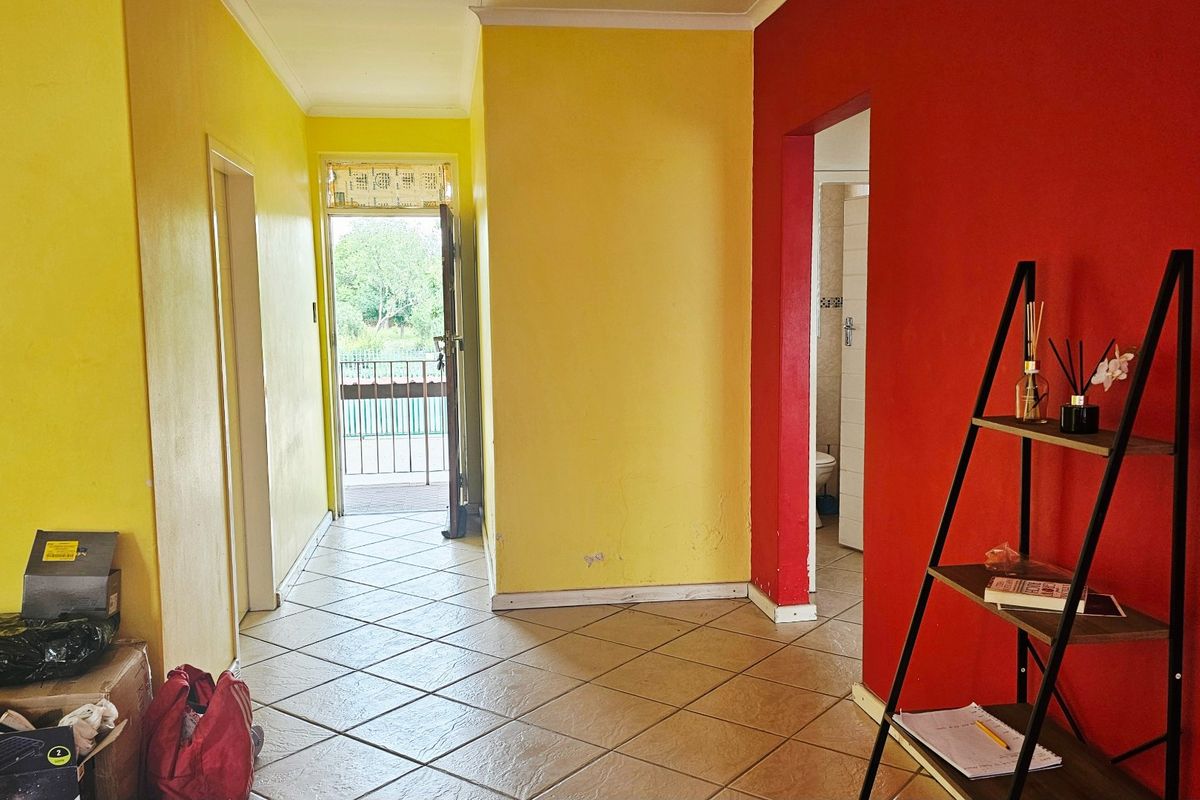 Stunning 2 Bed 1 Bath Apartment in Secunda - Photo 3