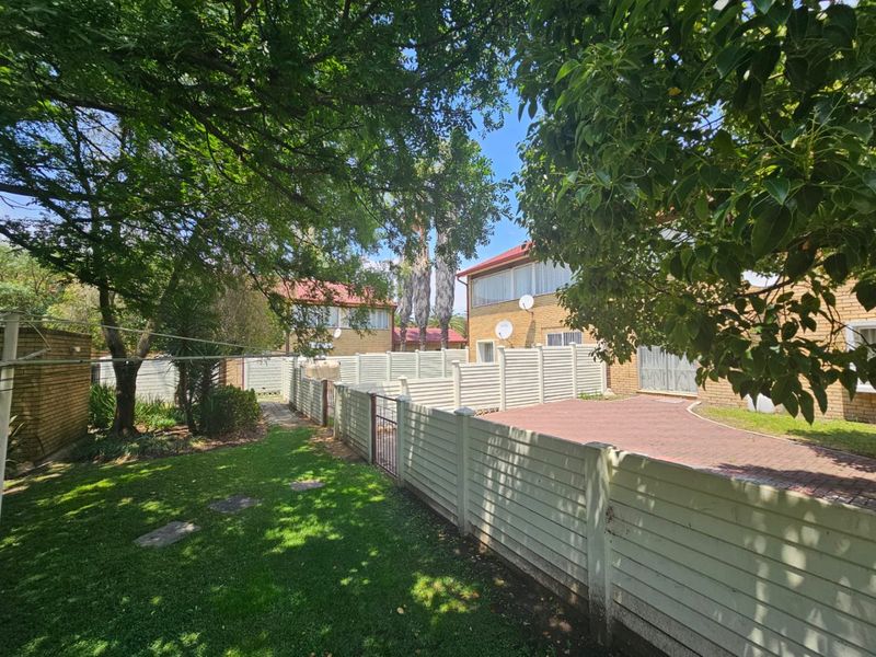 Stunning 2 Bed 1 Bath Apartment in Secunda - Photo 2