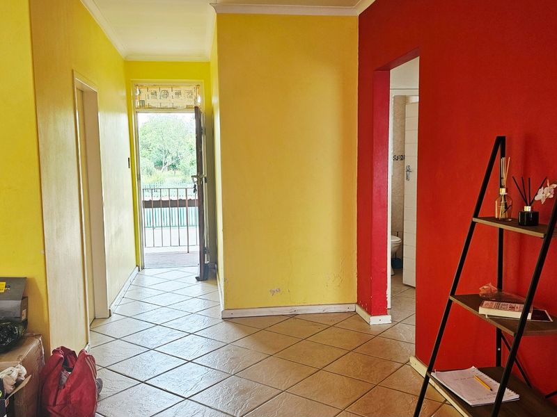 Stunning 2 Bed 1 Bath Apartment in Secunda - Photo 3