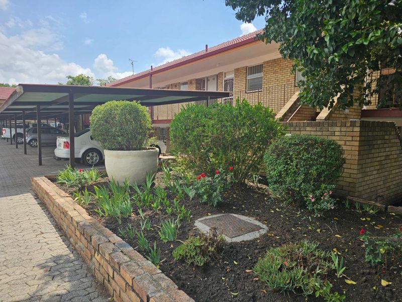 Stunning 2 Bed 1 Bath Apartment in Secunda - Photo 1