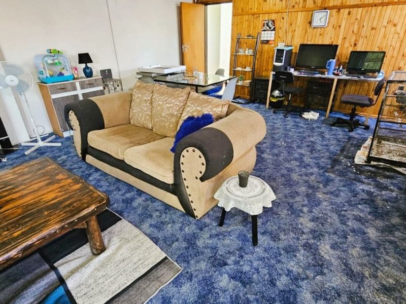 Spacious Family Home with Entertainment Area and Flat in Evander - Photo 4