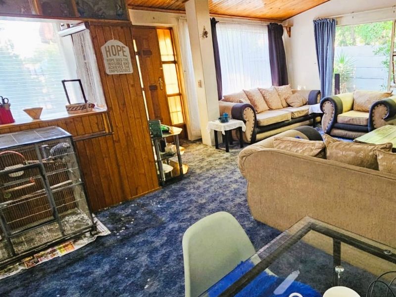 Spacious Family Home with Entertainment Area and Flat in Evander - Photo 3