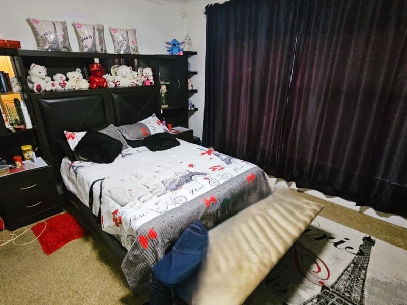 Spacious Family Home with Entertainment Area and Flat in Evander - Photo 8