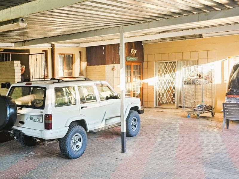 Spacious Family Home with Entertainment Area and Flat in Evander - Photo 1