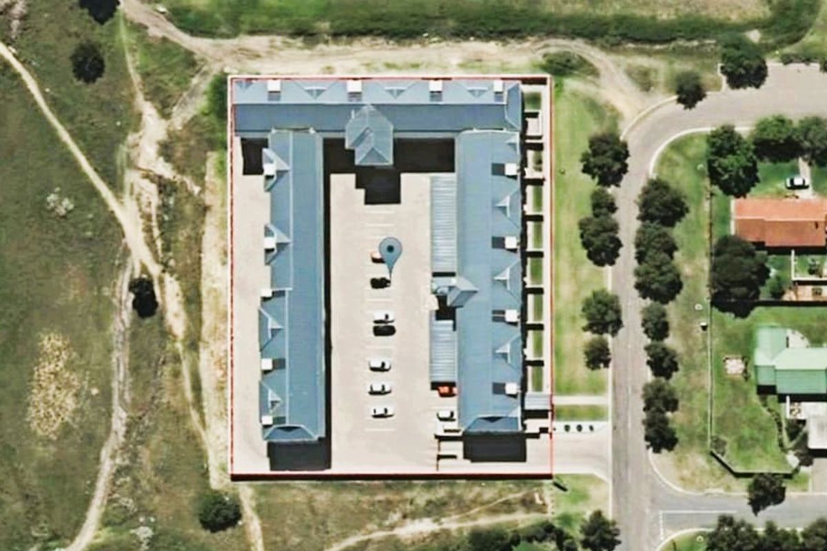 Modern Ground-Floor Townhouse in Secure Complex Adjacent to Spar - Photo 3