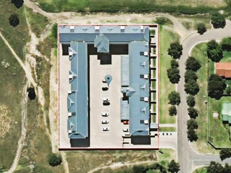 Modern Ground-Floor Townhouse in Secure Complex Adjacent to Spar - Photo 3