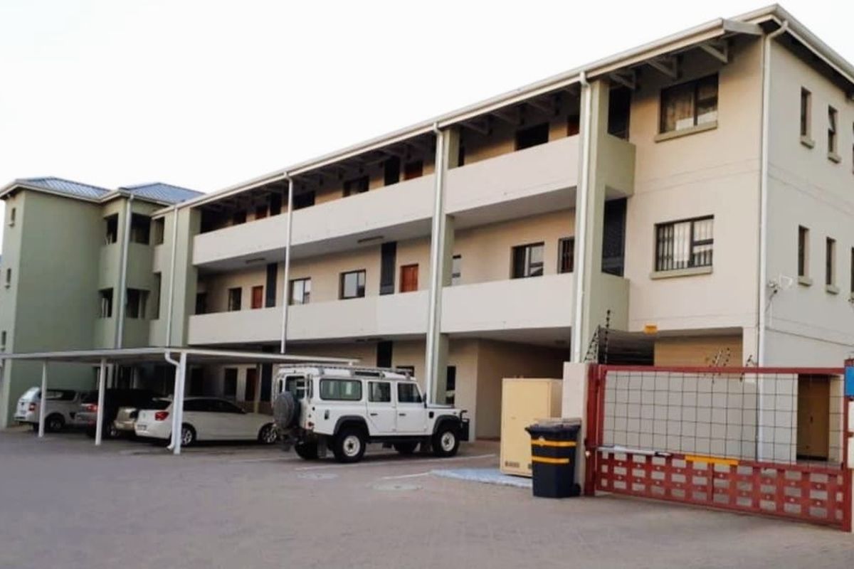 Modern Ground-Floor Townhouse in Secure Complex Adjacent to Spar - Photo 2