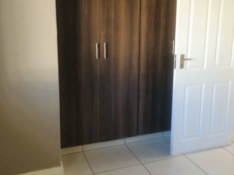 Modern Ground-Floor Townhouse in Secure Complex Adjacent to Spar - Photo 9