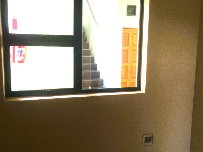 Modern Ground-Floor Townhouse in Secure Complex Adjacent to Spar - Photo 8