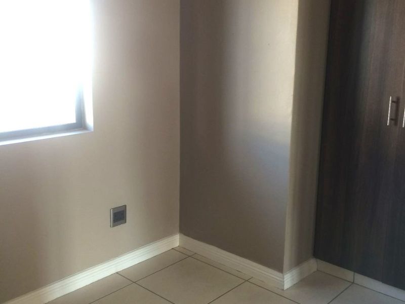 Modern Ground-Floor Townhouse in Secure Complex Adjacent to Spar - Photo 7