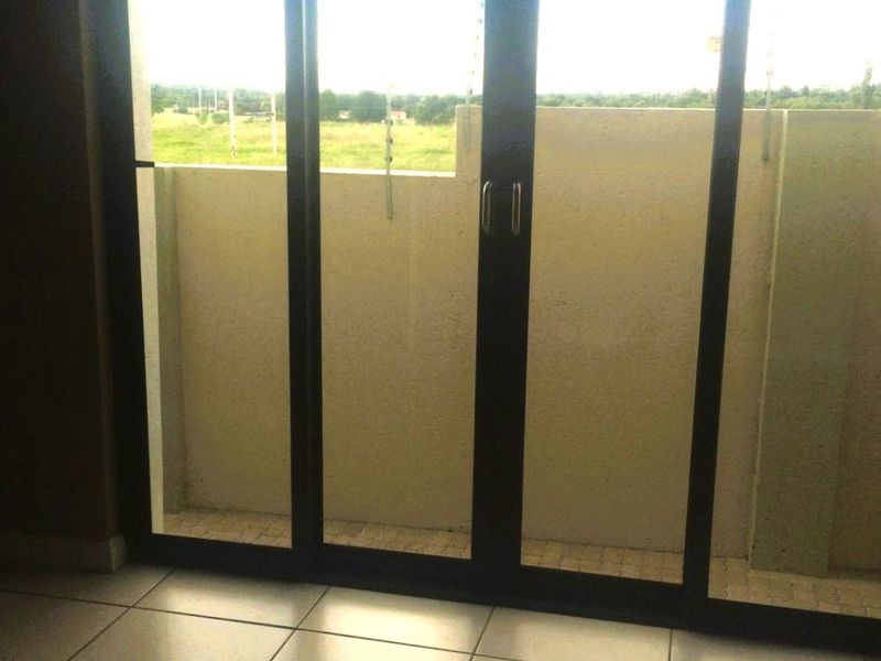 Modern Ground-Floor Townhouse in Secure Complex Adjacent to Spar - Photo 6