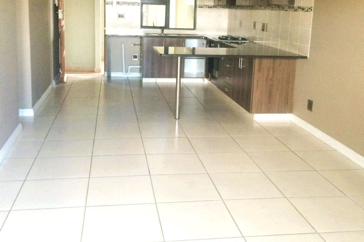 Modern Ground-Floor Townhouse in Secure Complex Adjacent to Spar - Photo 4