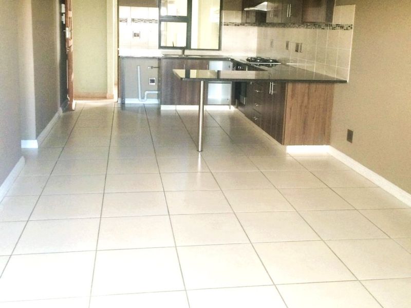 Modern Ground-Floor Townhouse in Secure Complex Adjacent to Spar - Photo 4