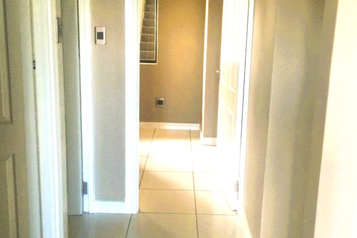 Modern Ground-Floor Townhouse in Secure Complex Adjacent to Spar - Photo 5