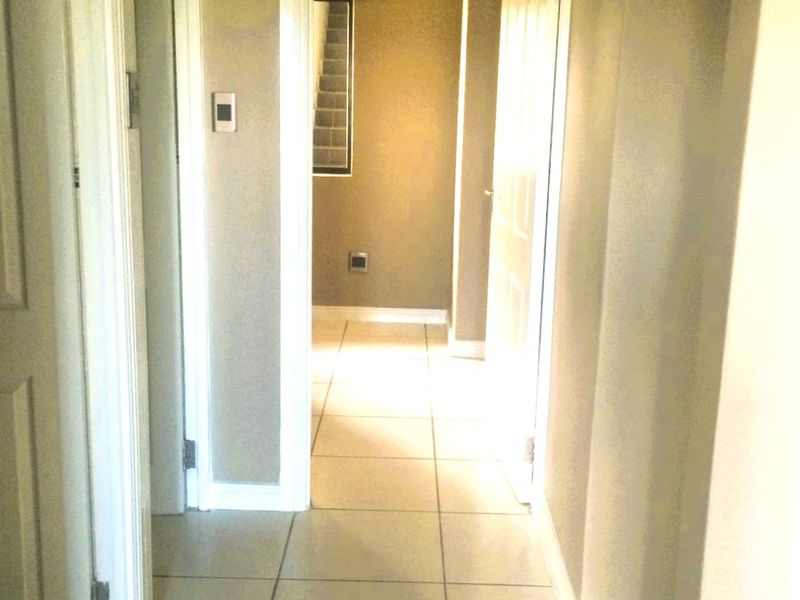 Modern Ground-Floor Townhouse in Secure Complex Adjacent to Spar - Photo 5