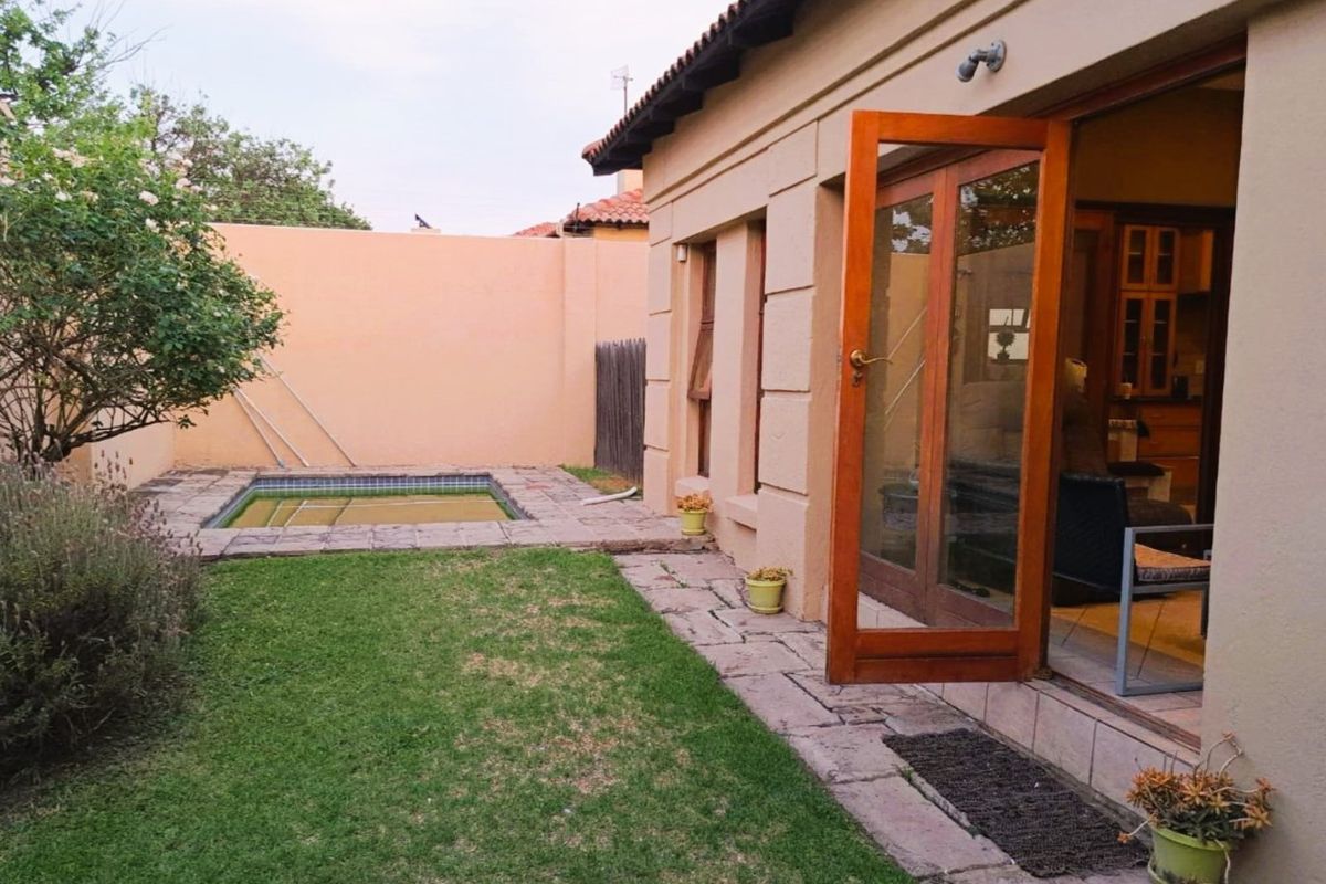Stunning Up Market Tuscan Townhouse in Secunda - Photo 2