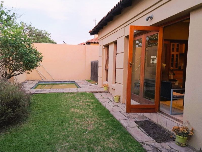 Stunning Up Market Tuscan Townhouse in Secunda - Photo 2