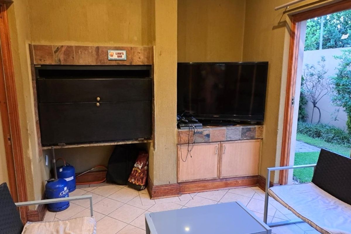 Stunning Up Market Tuscan Townhouse in Secunda - Photo 3