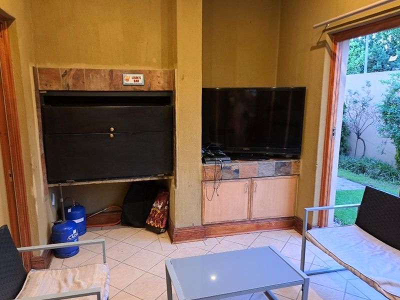 Stunning Up Market Tuscan Townhouse in Secunda - Photo 3