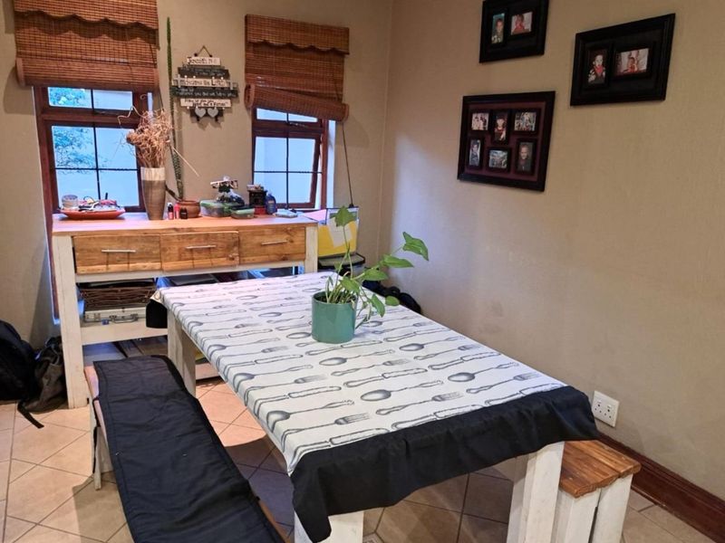 Stunning Up Market Tuscan Townhouse in Secunda - Photo 9