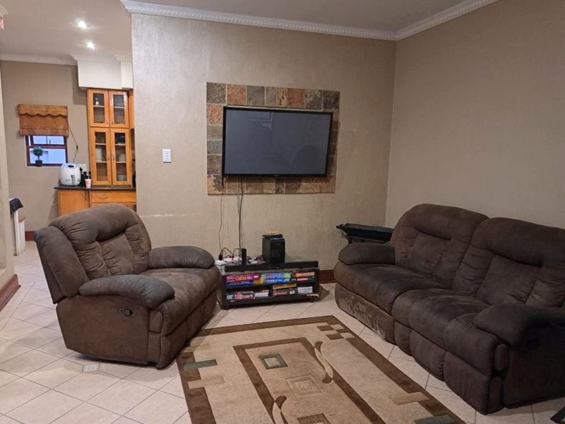 Stunning Up Market Tuscan Townhouse in Secunda - Photo 6