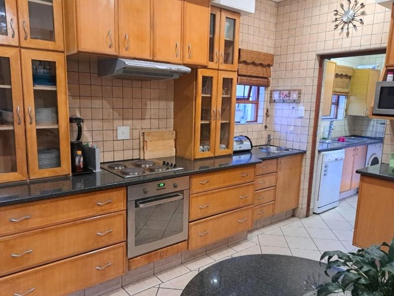 Stunning Up Market Tuscan Townhouse in Secunda - Photo 7