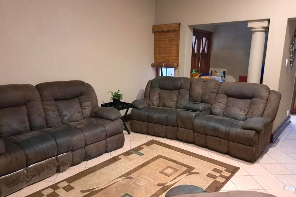 Stunning Up Market Tuscan Townhouse in Secunda - Photo 5