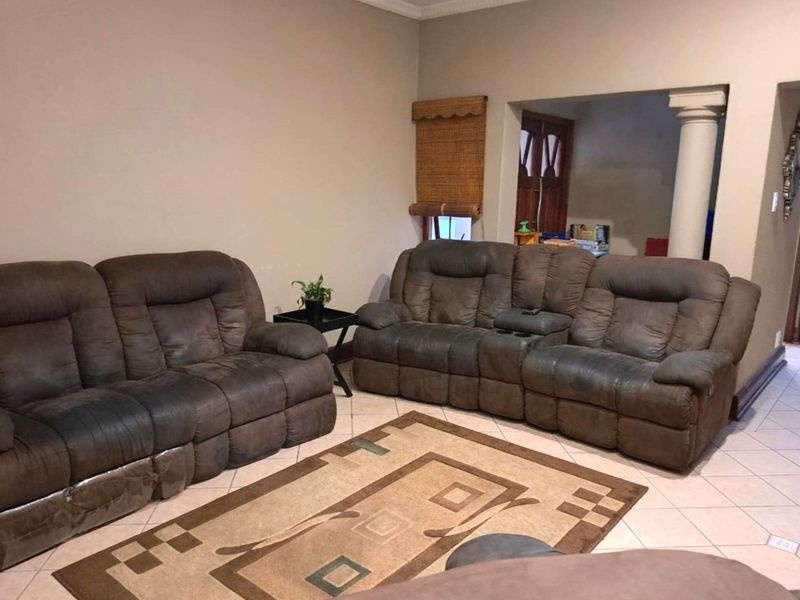 Stunning Up Market Tuscan Townhouse in Secunda - Photo 5